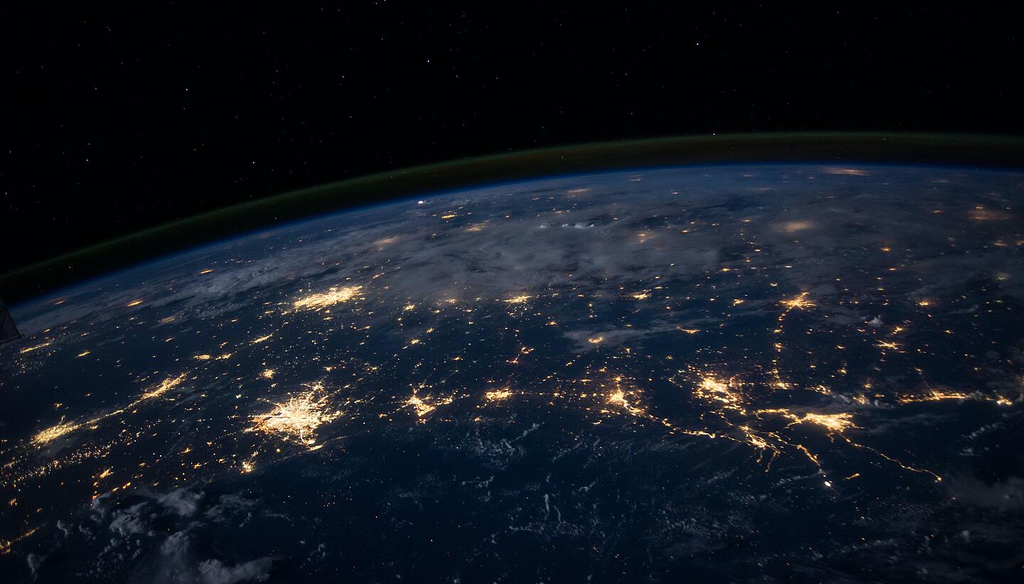 Foto der Erde bei Nacht aus Weltraumperspektive.